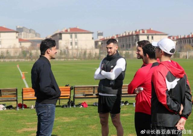 1713445960862055915.jpg 亚泰兵抵武汉新帅谢晖随队 塞尔吉尼奥解禁复出