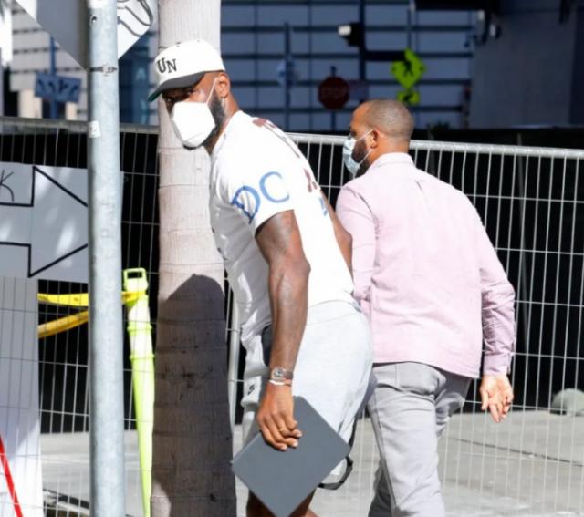 v体育app下载-神态匆忙！詹皇第一时间探望儿子 余嘉豪献祈祷