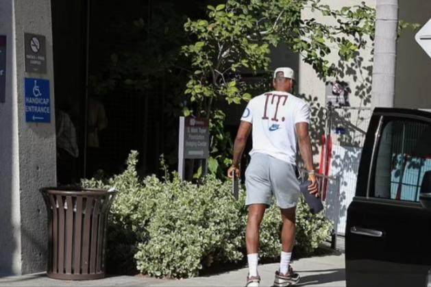 v体育app下载-神态匆忙！詹皇第一时间探望儿子 余嘉豪献祈祷