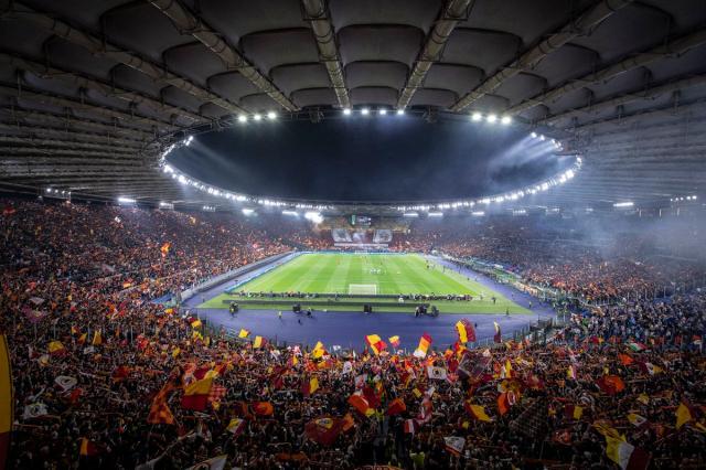 1651793977822088183.jpeg v体育app-球迷球员营造完美主场!穆帅进欧协杯决赛激动落泪