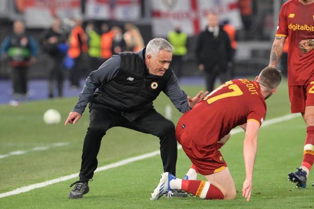 1651794016501094932.jpeg v体育app-球迷球员营造完美主场!穆帅进欧协杯决赛激动落泪