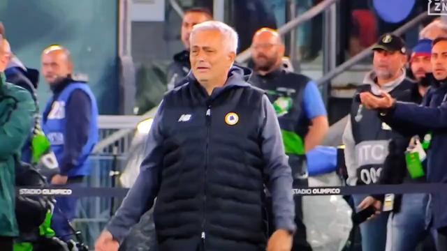 1651794054462002900.jpeg v体育app-球迷球员营造完美主场!穆帅进欧协杯决赛激动落泪